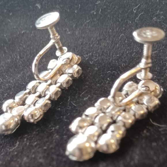 Vintage Kramer NY Dangling Rhinestone Screw-Back Earrings - Picture 6 of 12
